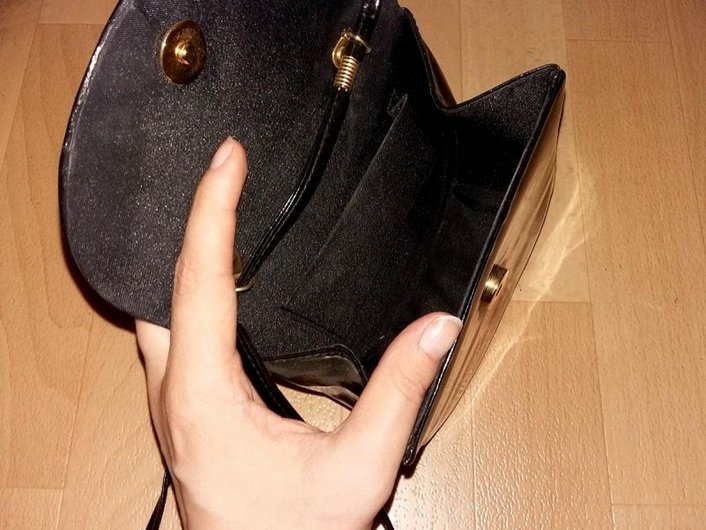 kleine Tasche / Umhängetasche / Schultertasche * schwarz / Lack * halbrund * Vintage