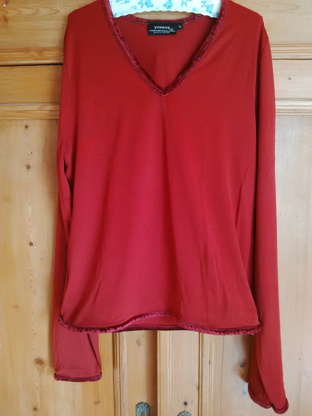 Rotes Langarmshirt mit Samtsäumen 
