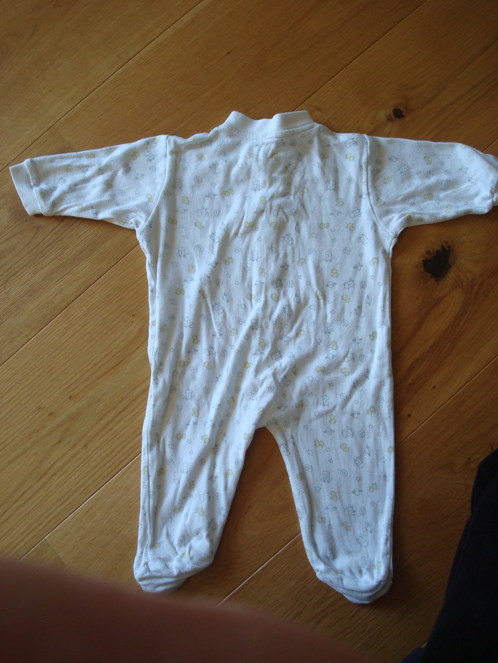 2 Schlafanzüge neutral, Einteiler mit Füßen Gr. 62/68