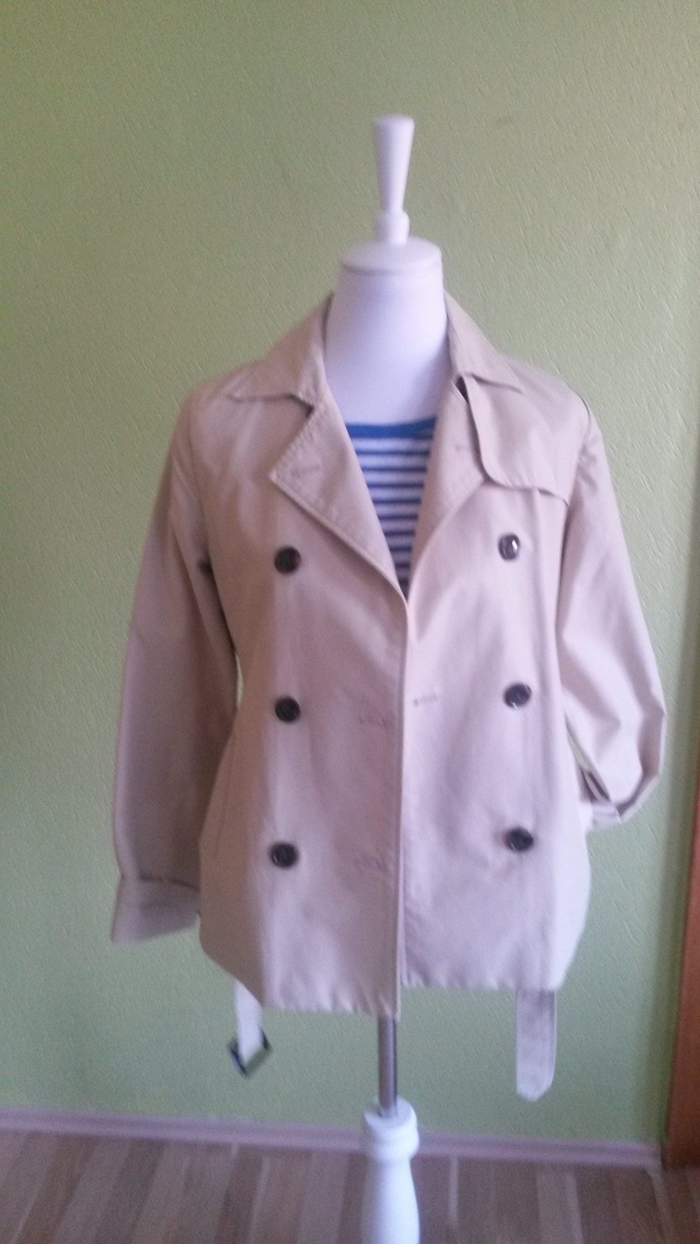 Kurzer Trenchcoat, beige mit Gürtel