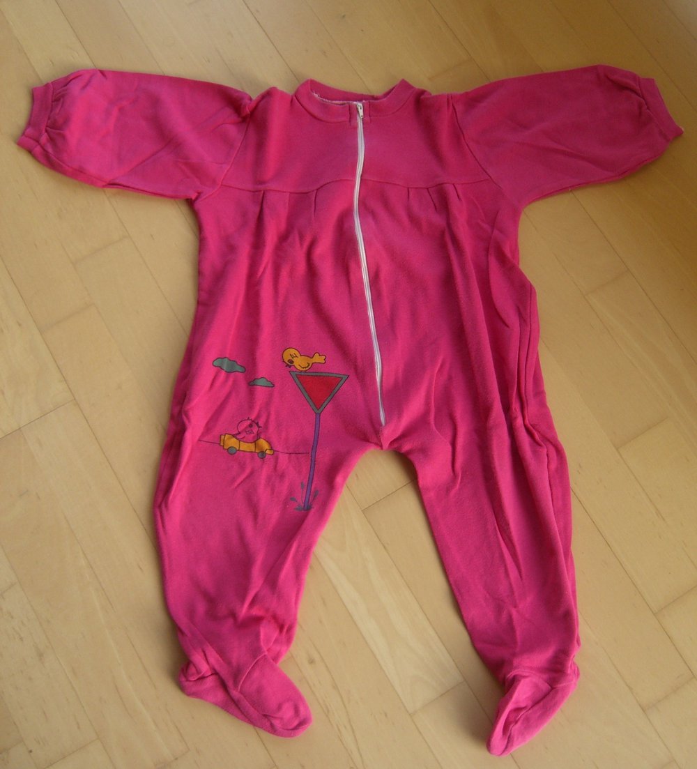 Süßer pinker Schlafanzug