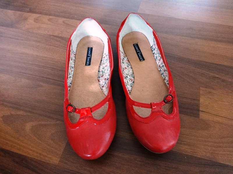 rote Ballerinas aus Leder