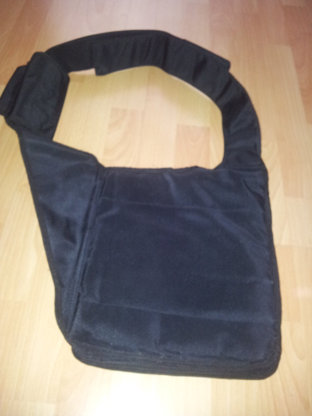 schwarze Schultertasche mit Handytasche 