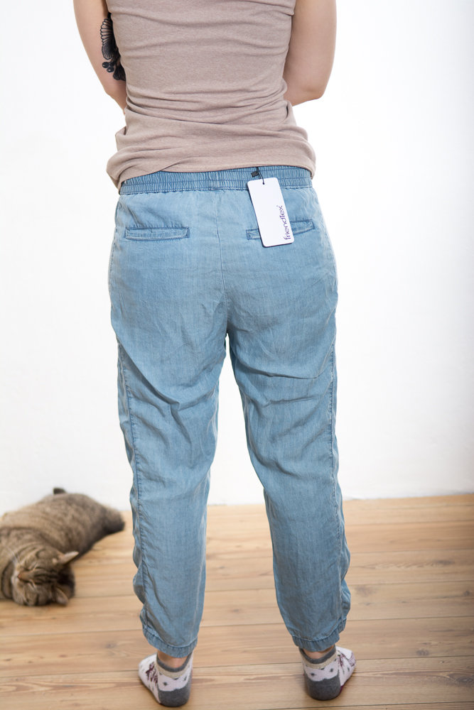 Bündchenhose aus leichtem Denim-Stoff in Hellblau