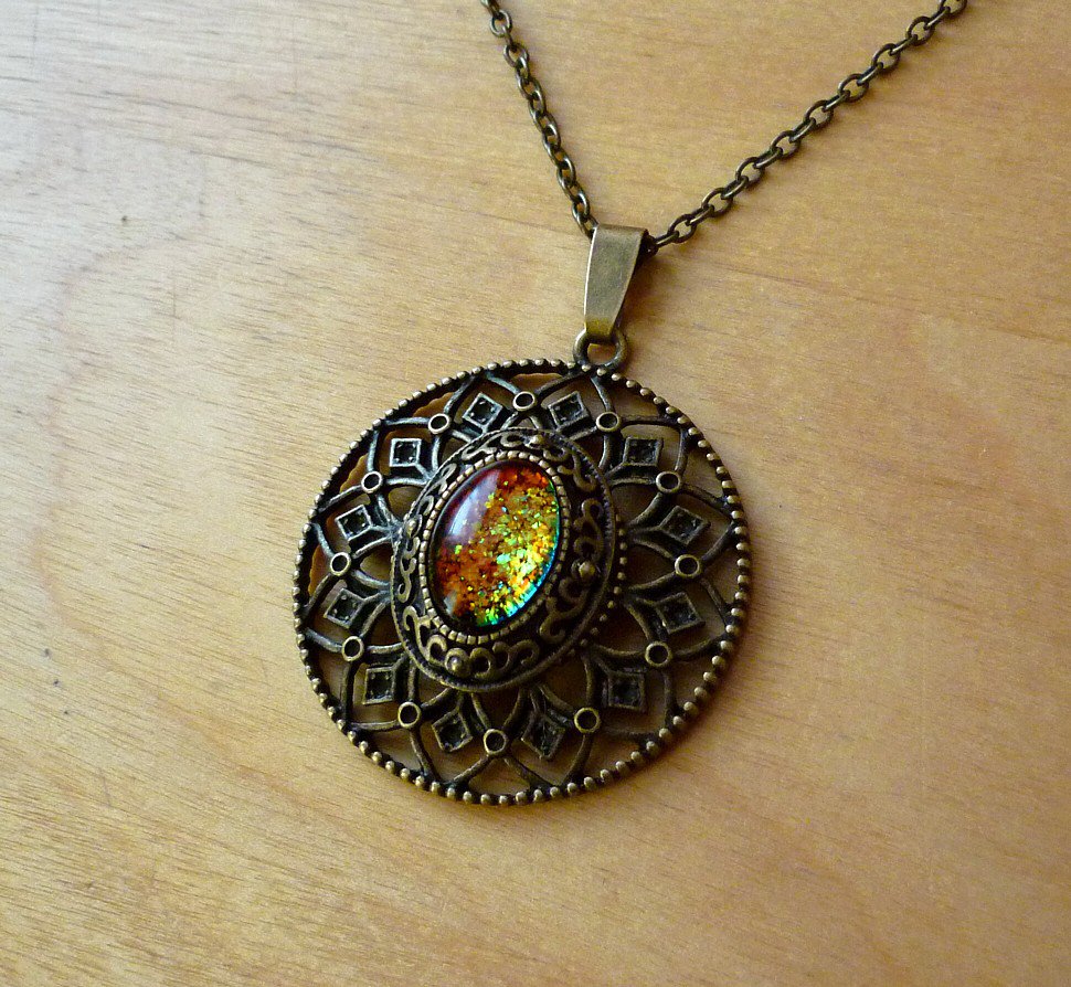 Kette Amulett Ornament Rund Ethno Glut Stein orange grün bunt Schimmer