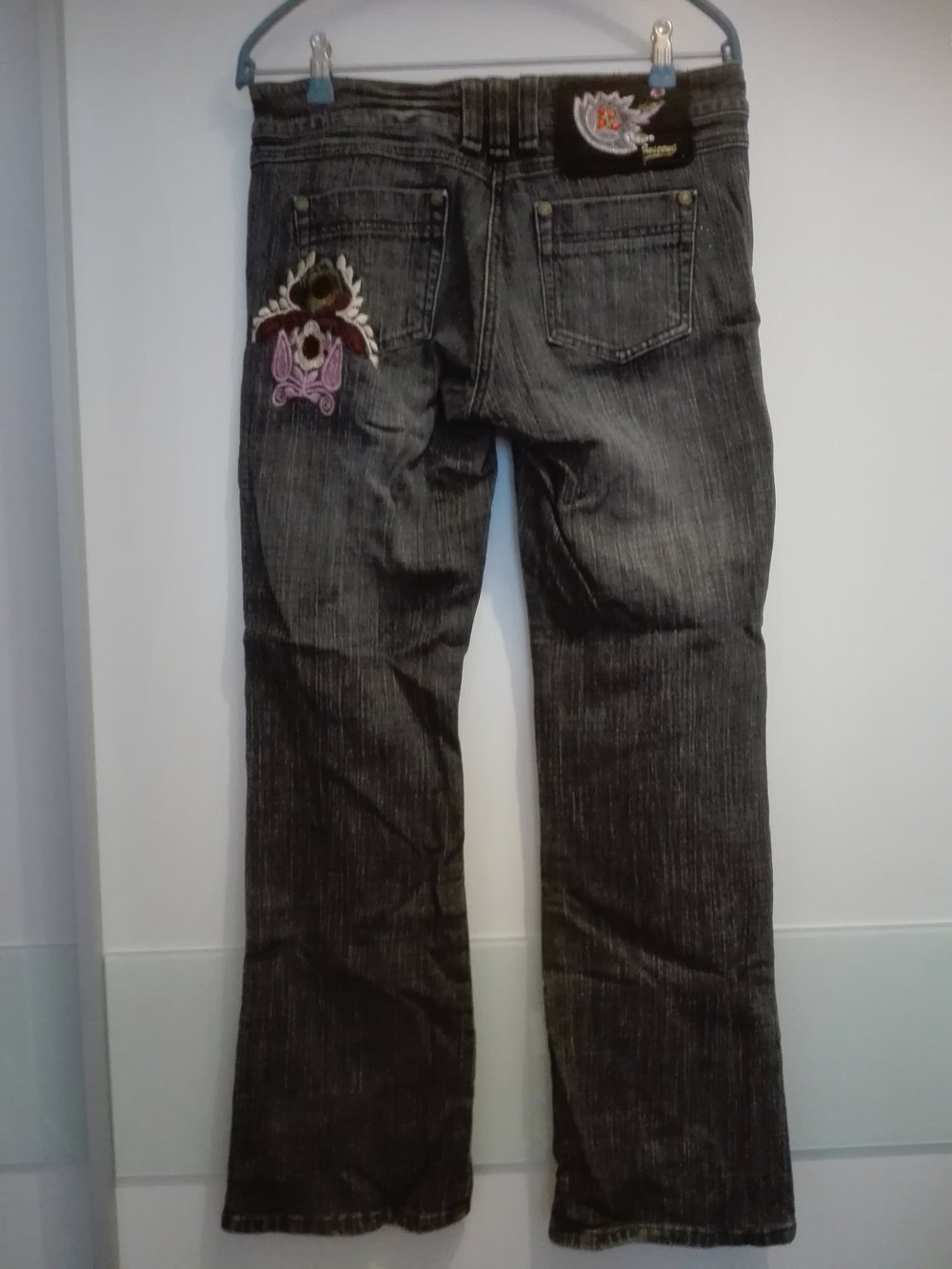 Jeans mit Blumenapplikation