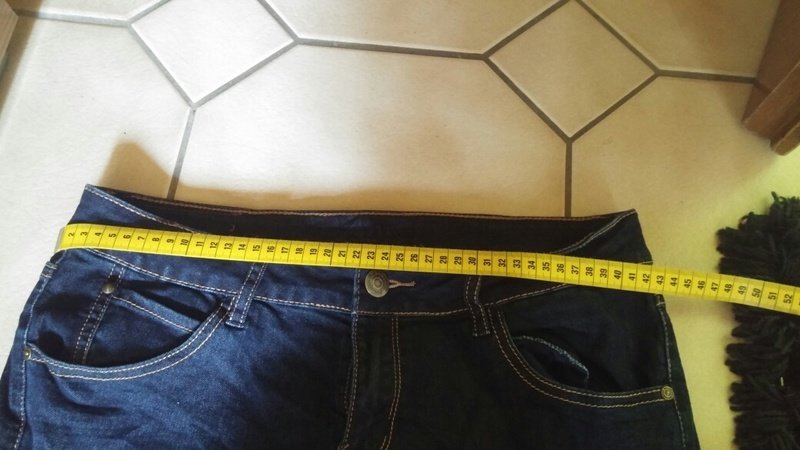 Dunkle Jeans mit Reißverschluss