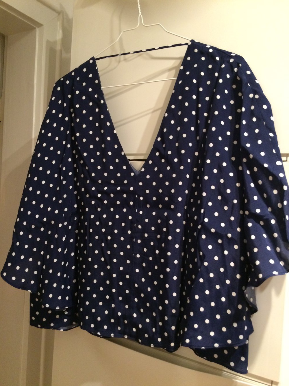 Cape-Bluse mit Rückenausschnitt