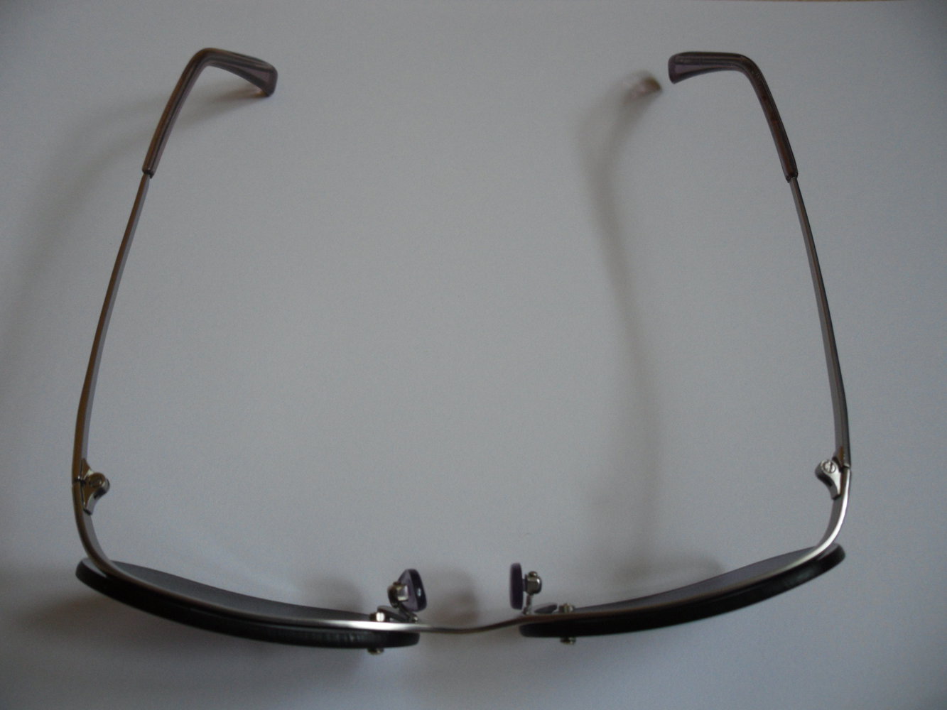 Sonnenbrille mit violetten Gläsern 