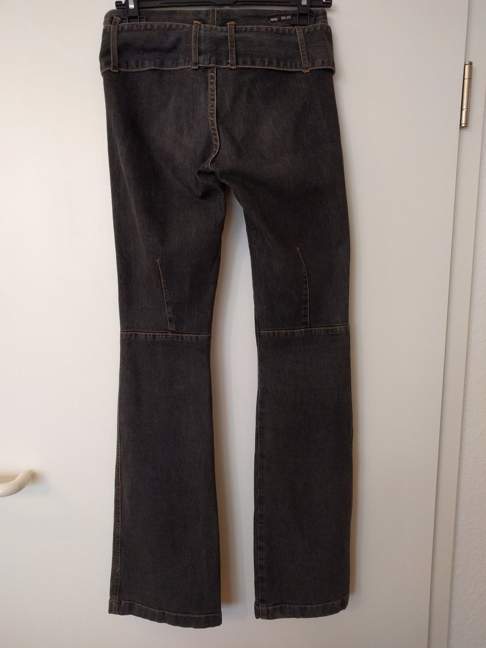 Hüft-Jeans mit breitem Gürtel