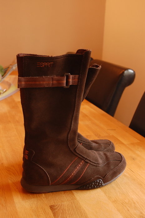 sportliche, braune Stiefel ohne Absatz