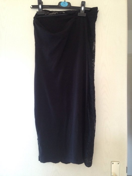 Schwarzes Schlauchkleid aus Spitze