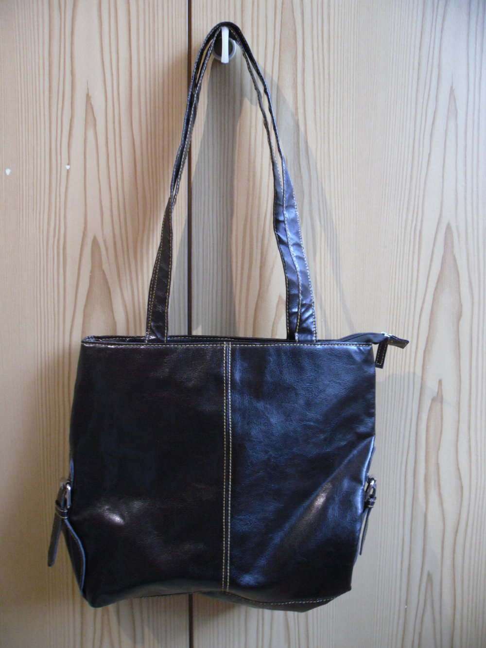 Ungetragene schlichte dunkelbraune Tasche aus Kunstlede