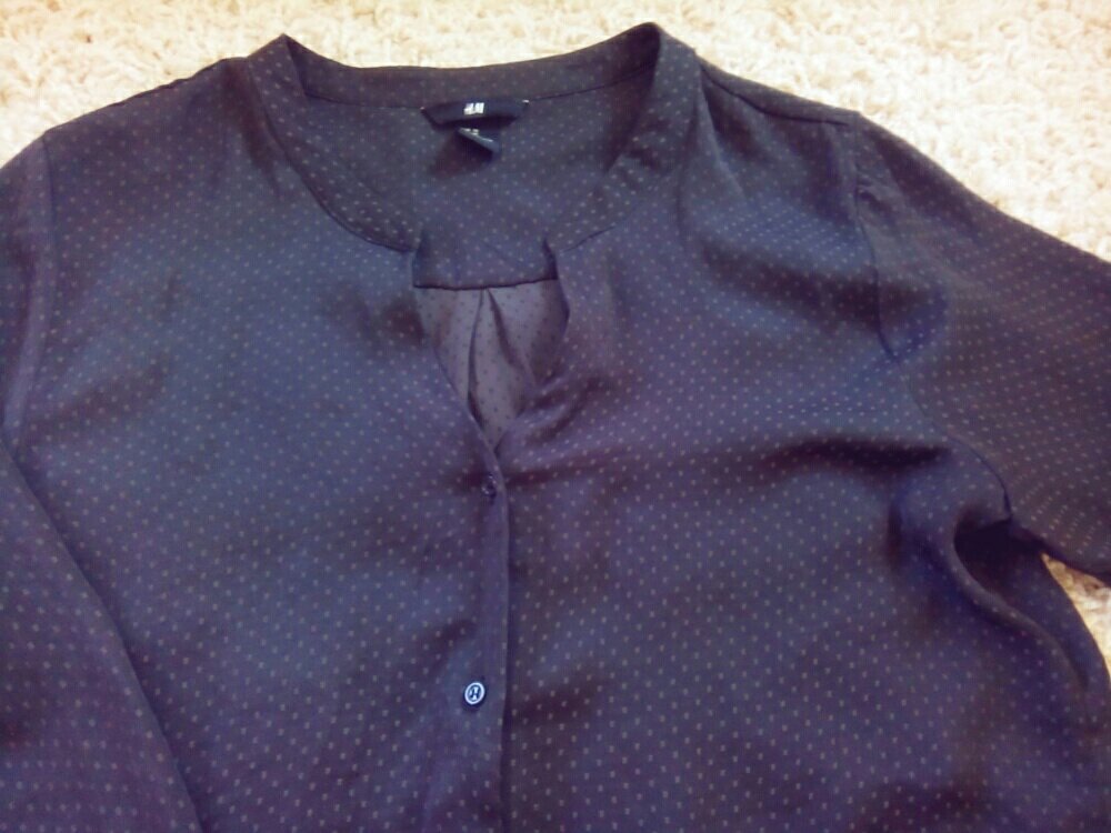 Dunkelgraue Bluse mit Muster