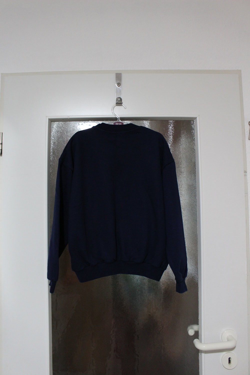 97. Sweatshirt blau mit Stickerei, Gr. 140