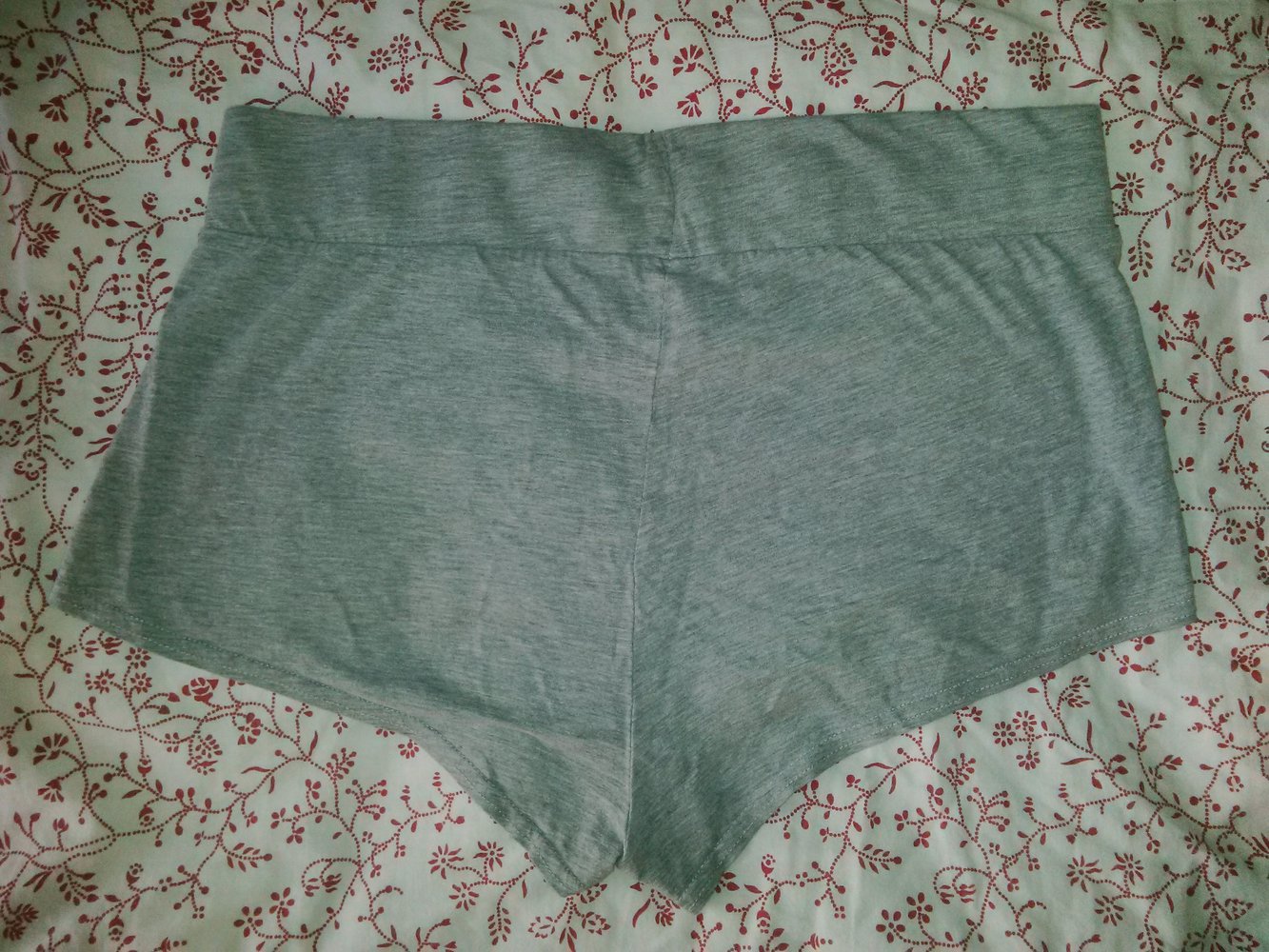 Grau melierte Sweatshorts mit pinken Perlen (optional)