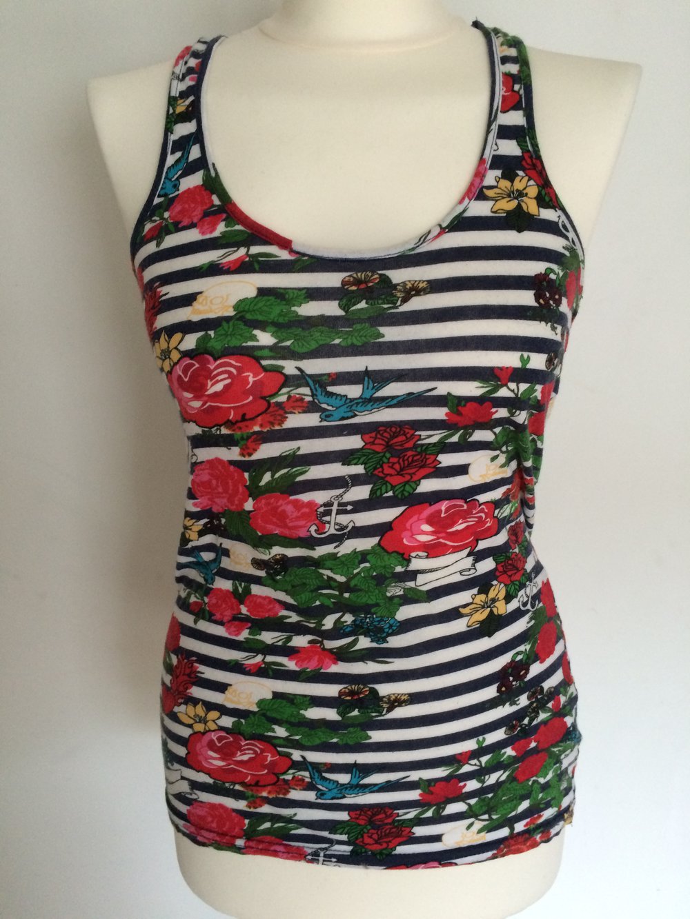 Top mit Streifen Blumen Vögel Schwalben