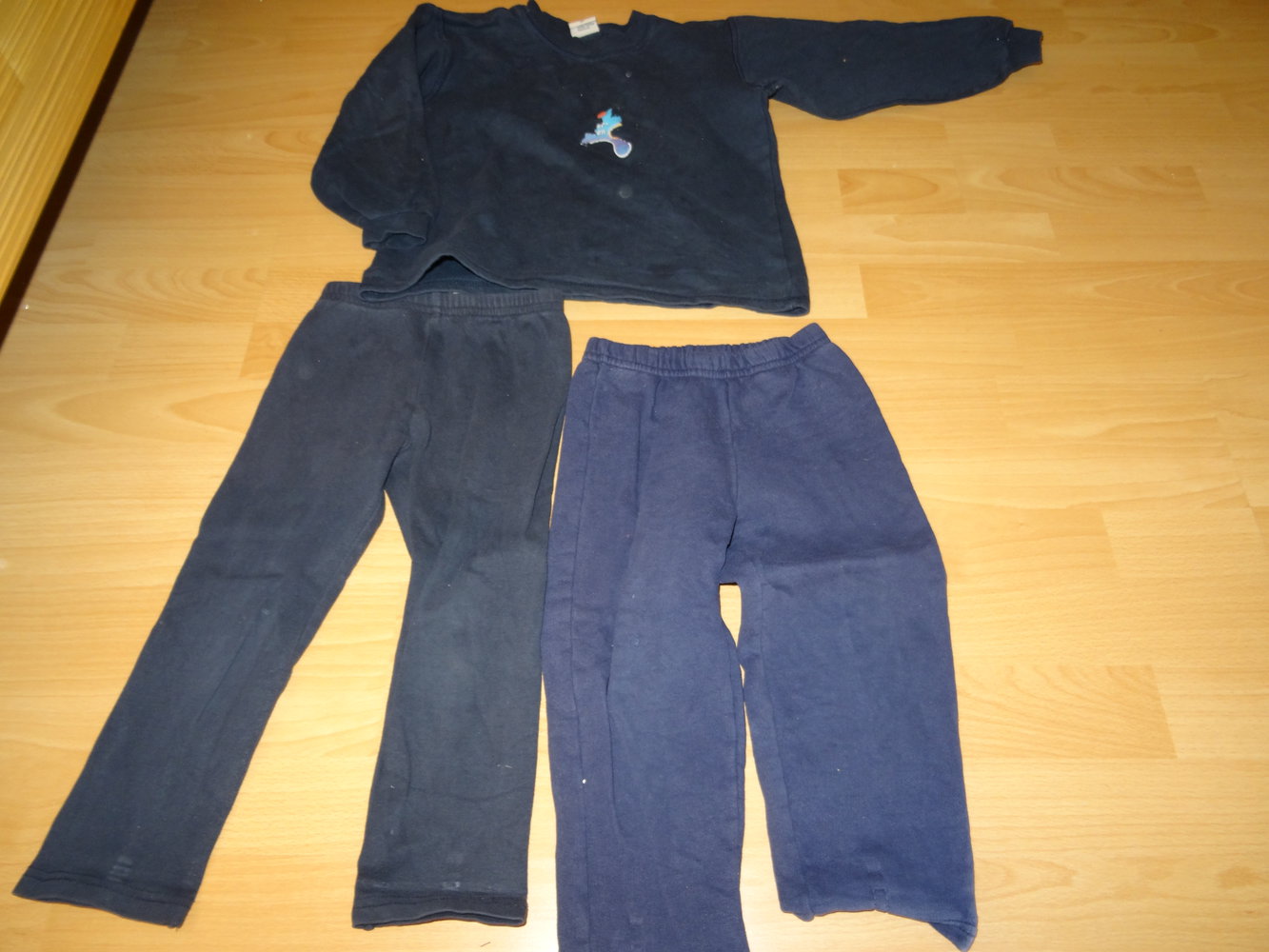 2 Jogginghosen Gr. 104 / Pulli gratis dazu
