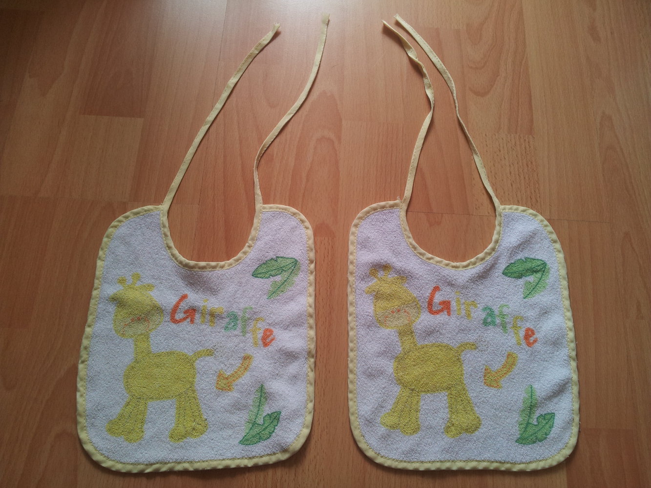  2x Lätzchen Giraffe weiß, gelb grün Zwillinge NEU