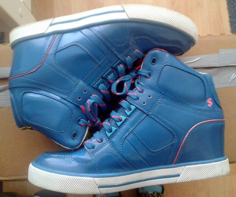 blaue glänzende sneaker mit absatz