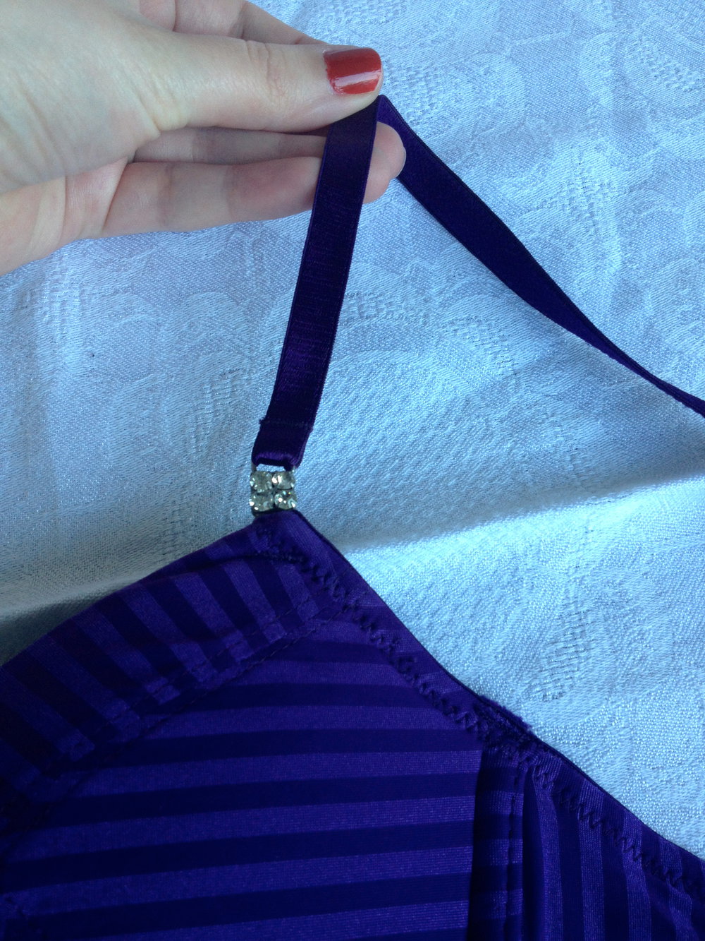 Schöner BH in Lila mit Streifen