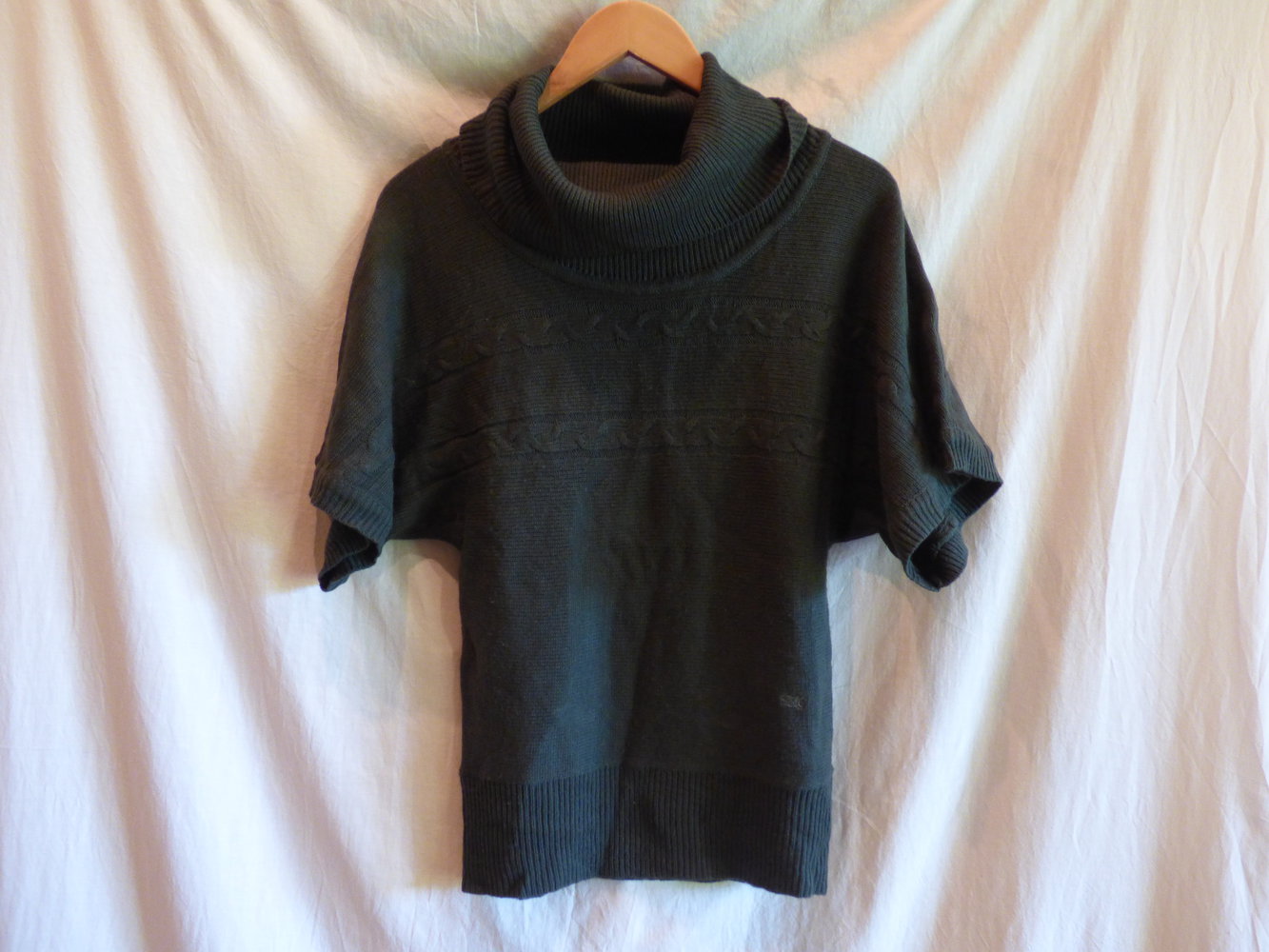 Grünes Shirt mit Strickmuster und weitem Kragen