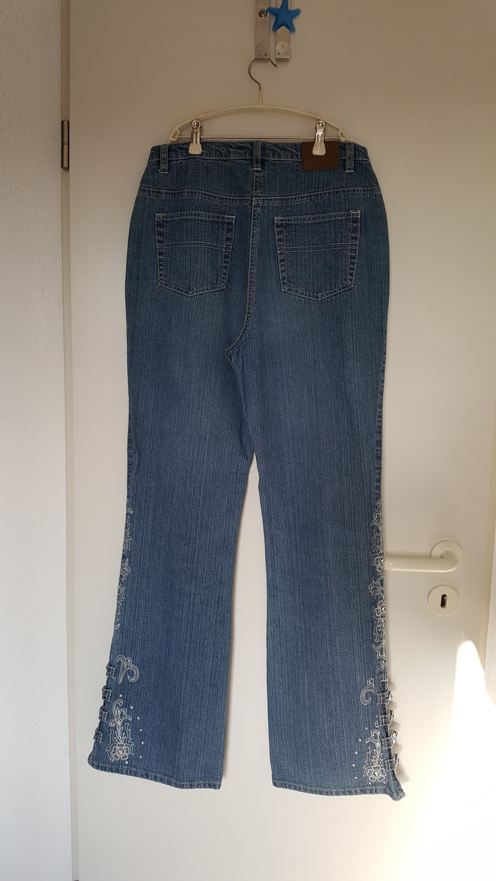 455. Retro-Schlag-Jeans mit Stickerei, Strasssteinchen und Schmuckknöpfen, Gr. 38