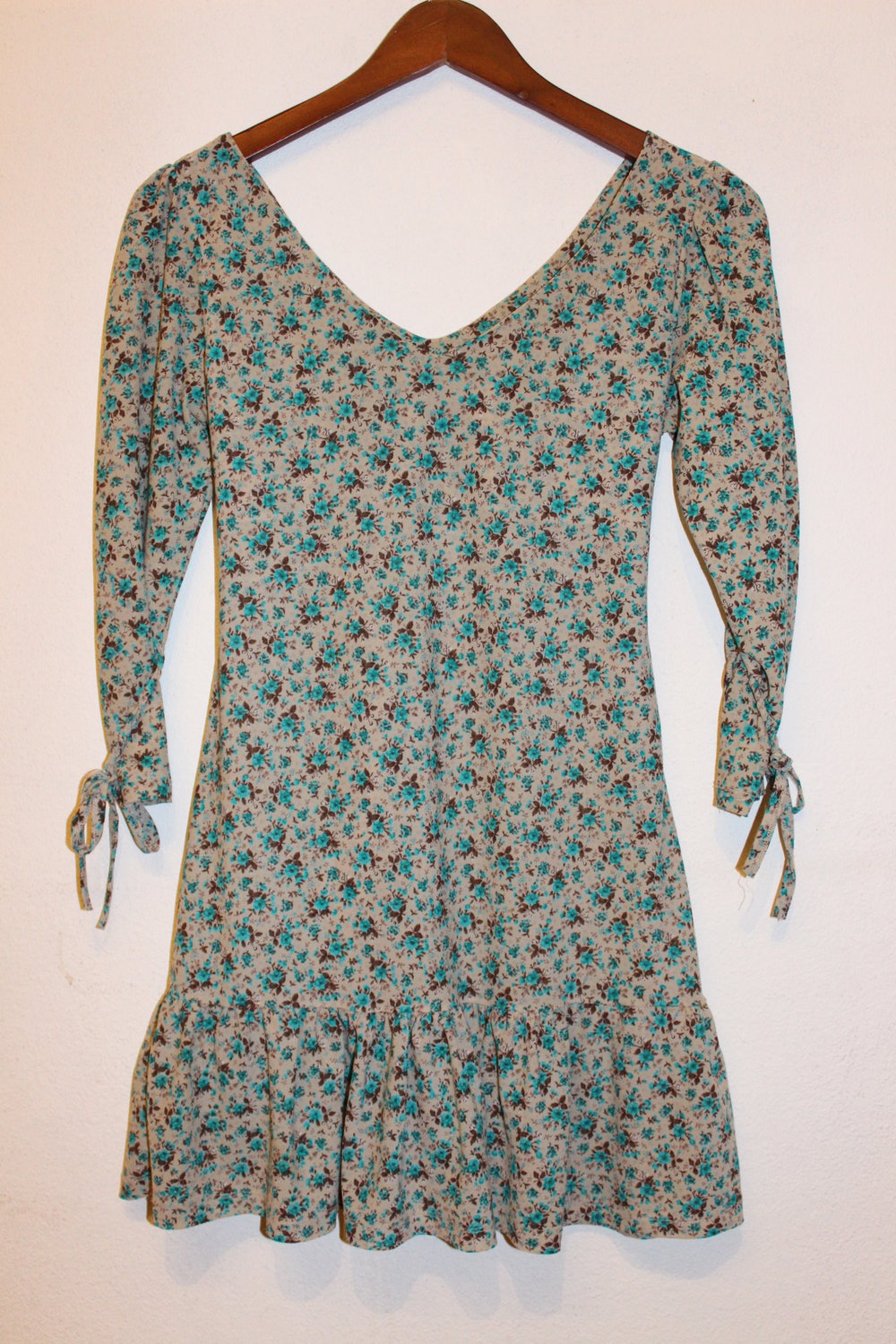 Schönes elegantes Oberteil Kleidchen mit Blumenmuster