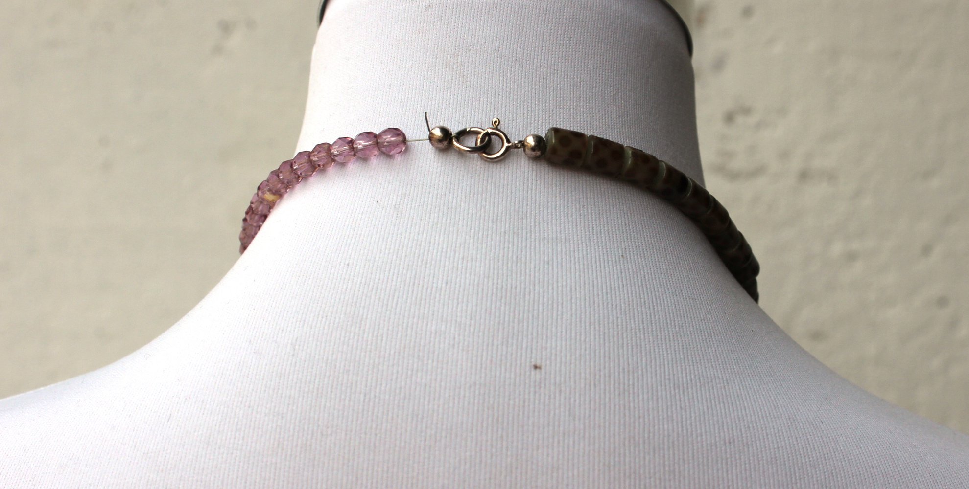 opulente Kette von Marc Cain in grün, lila und braun, lange Halskette