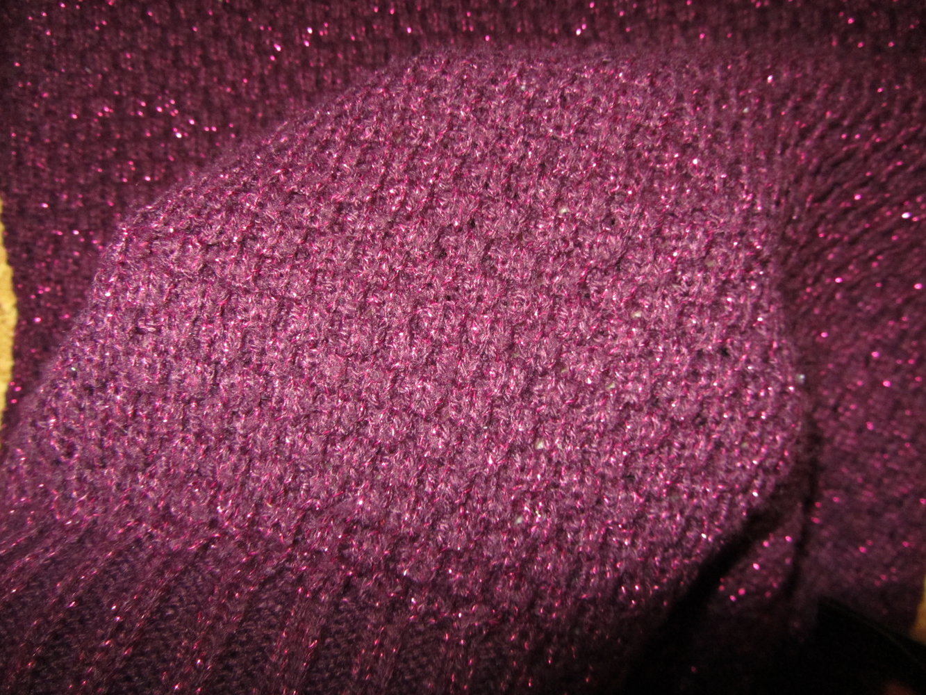 Magentafarbener Pullover mit Glitzerfäden Herbst Winter Weihnachten