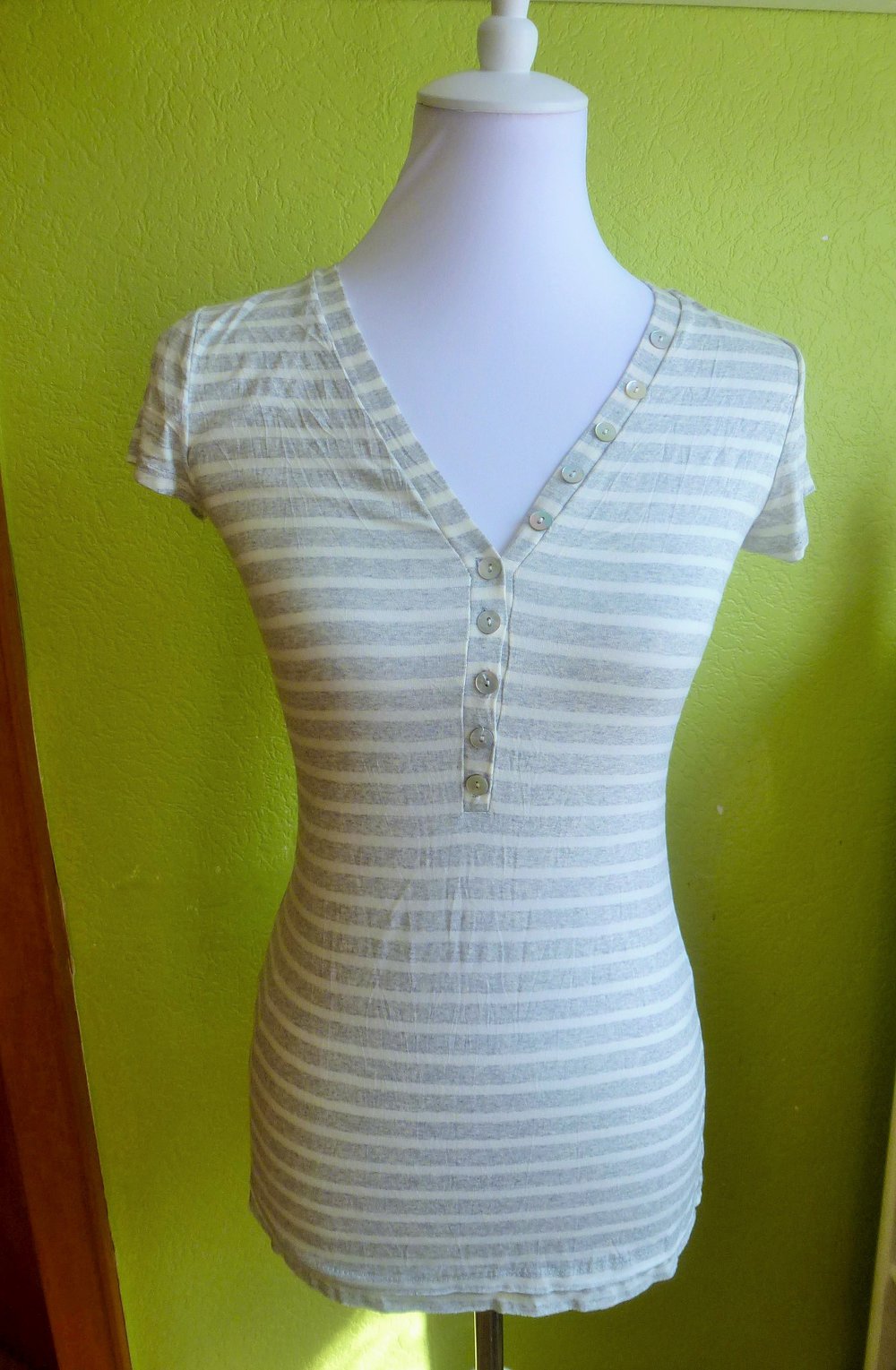 Weiß-Grau gestreiftes T-Shirt von Made in Itary, Gr. S