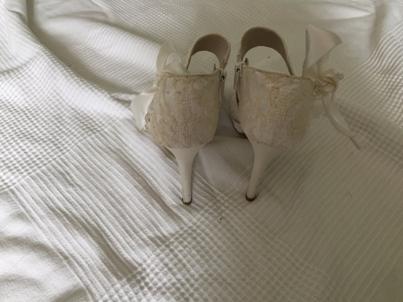 Weiße Pumps mit Schleife