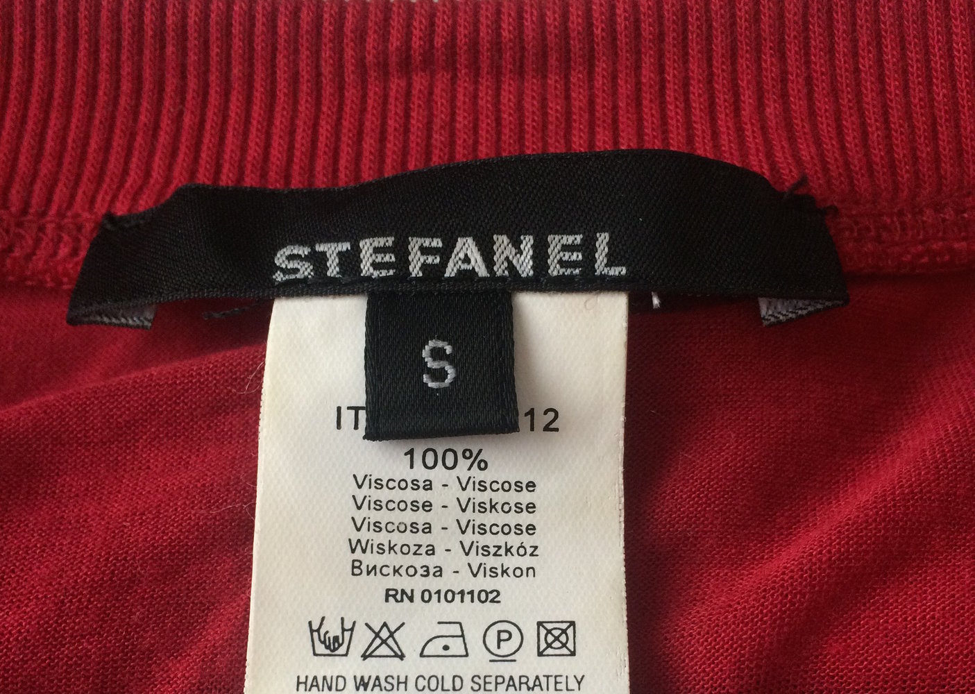 zartes Oberteil, T-shirt, Top, Rot, Viskose Jersey figurbetont und lässig, ärmelloses, Drapiertes Halsausschnitt /Décolleté