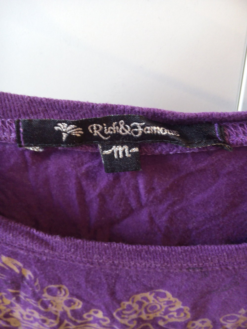 Lila Shirt mit goldenem Print