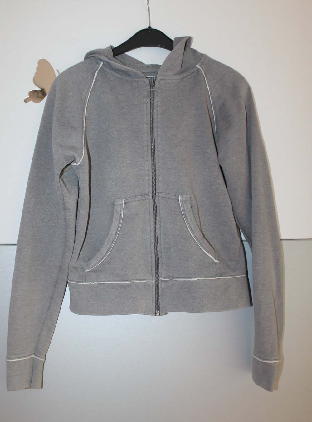 graues Sweatshirt mit Reißverschluss und Kapuze