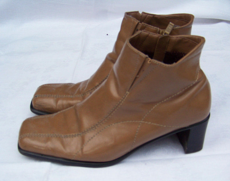 Beige Stiefeletten mit Reißverschluss