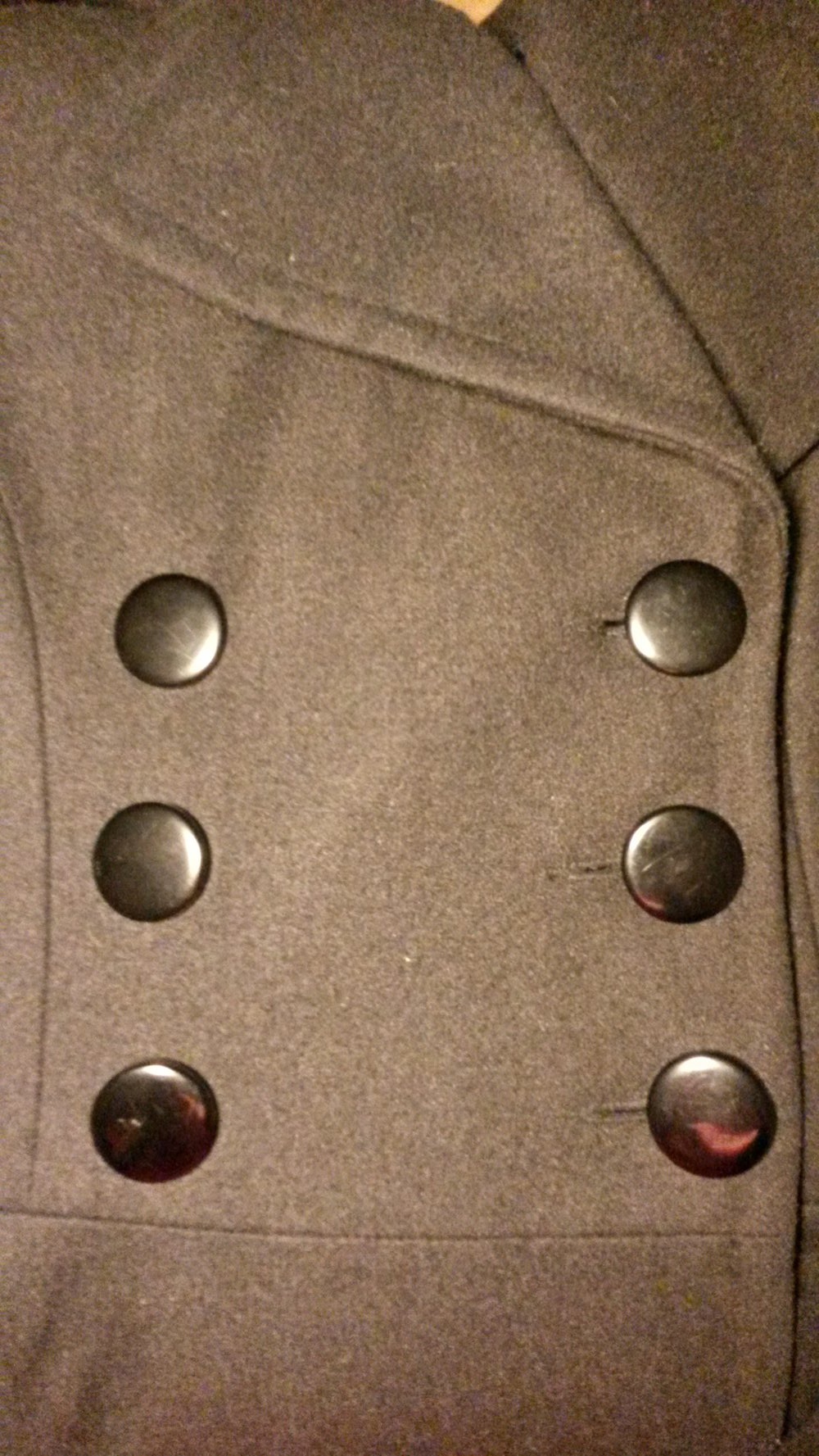 Eleganter, ausgestellter schwarzer Wintermantel im altmodischen Stil