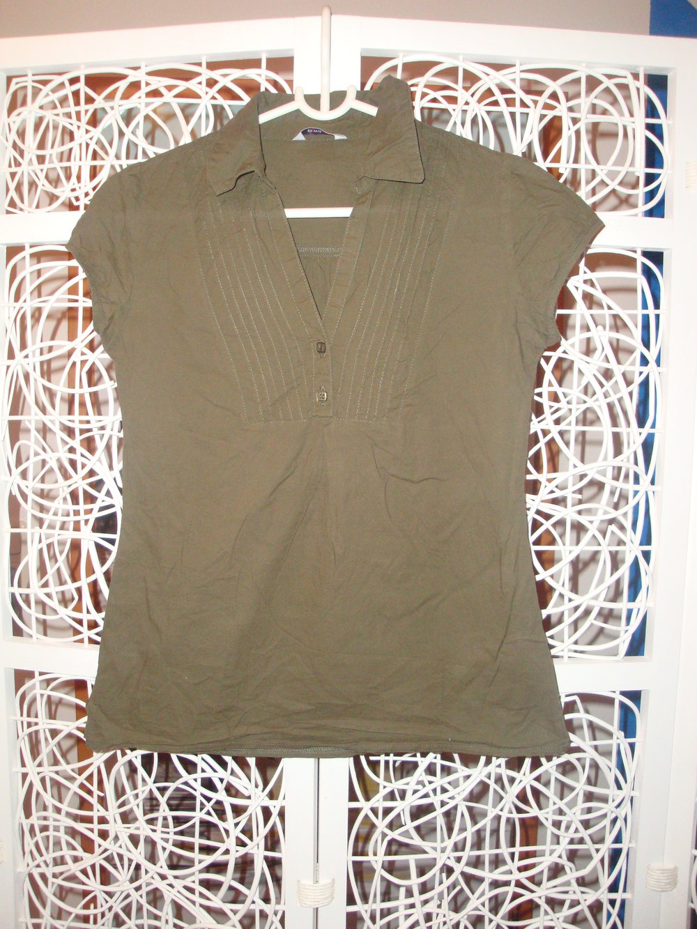 khakifarbene Kurzarmbluse