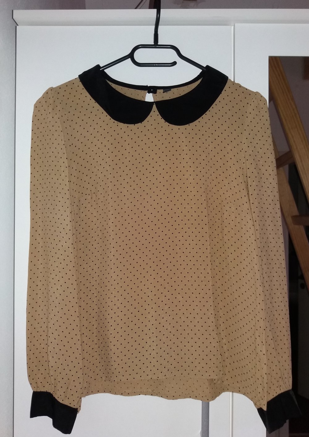 beige nude Bluse mit schwarzen Punkten Polka Dot Bubikragen Kontrast Peter Pan Chiffon 36 38