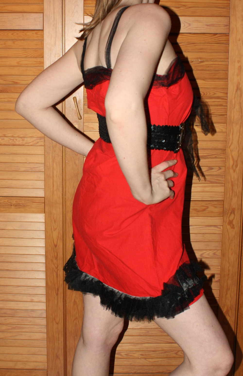 Rotes Kleid mit schwarzer Tüll-Applikation, Gr. M, seitlich geschlitzt