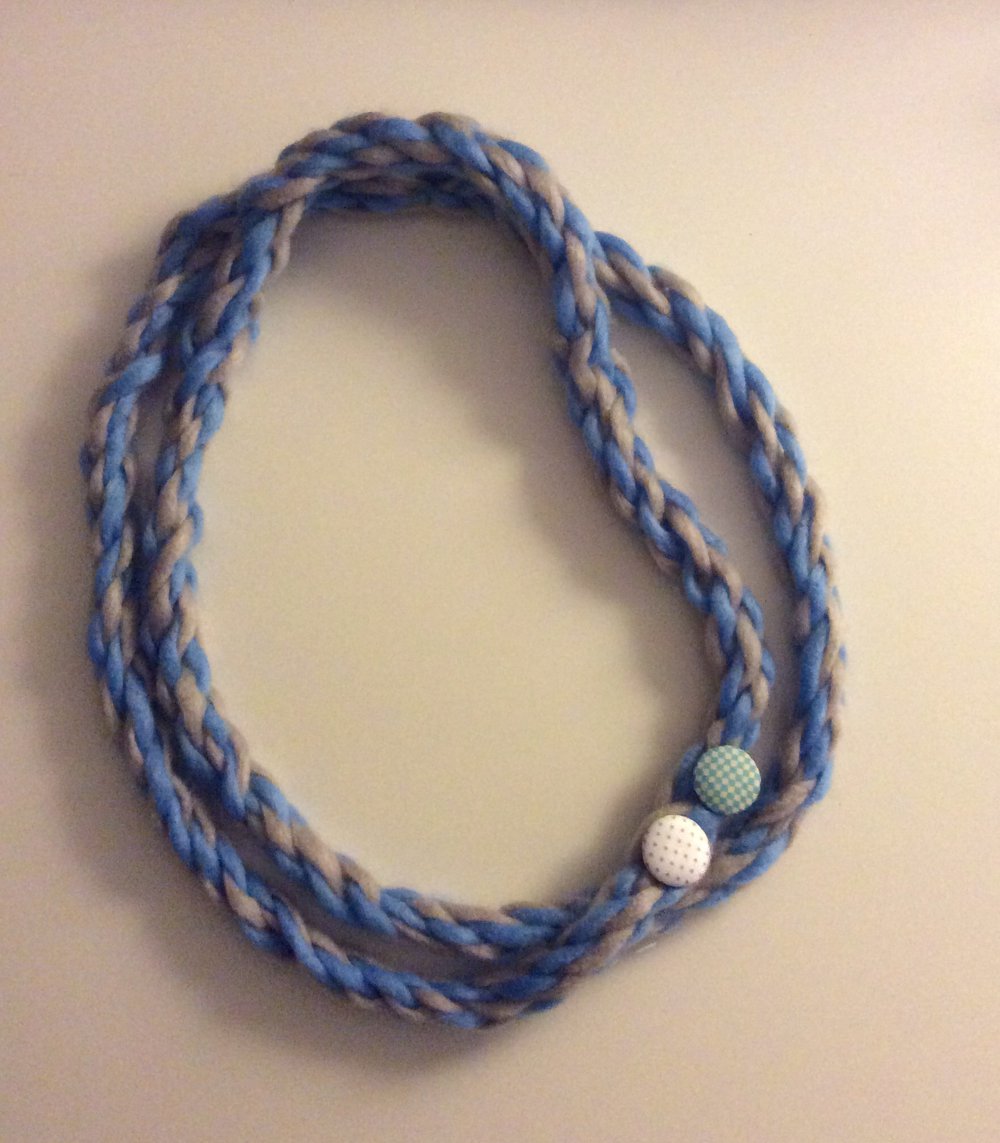 DIY Kette aus Wolle mit Knöpfen, alles Einzelstücke