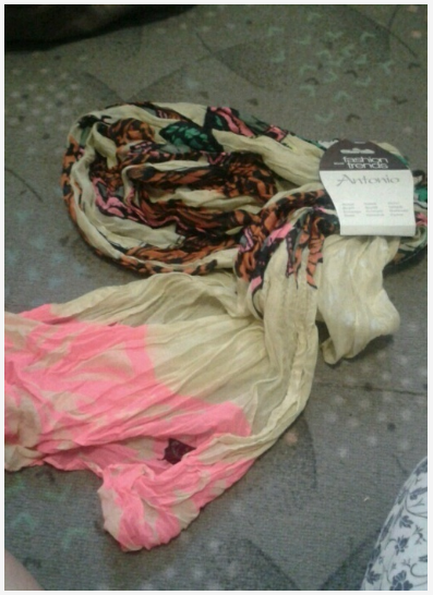 Neuer schal / tuch mit etikett