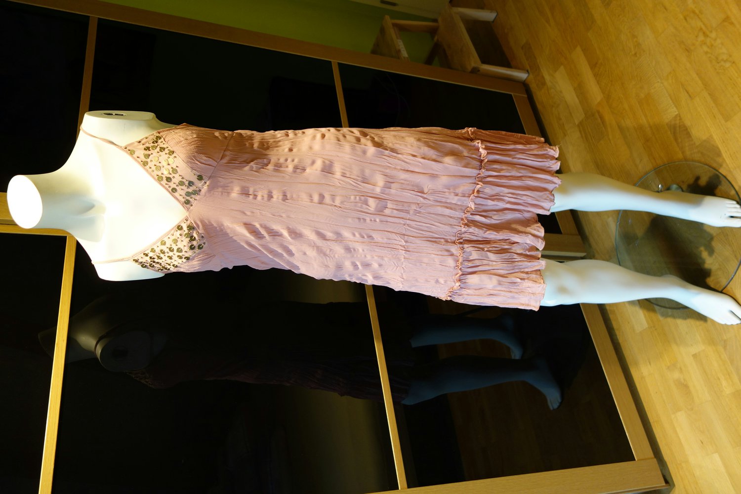 rosé Kleid, Ausschnitt, hübsche Pailletten