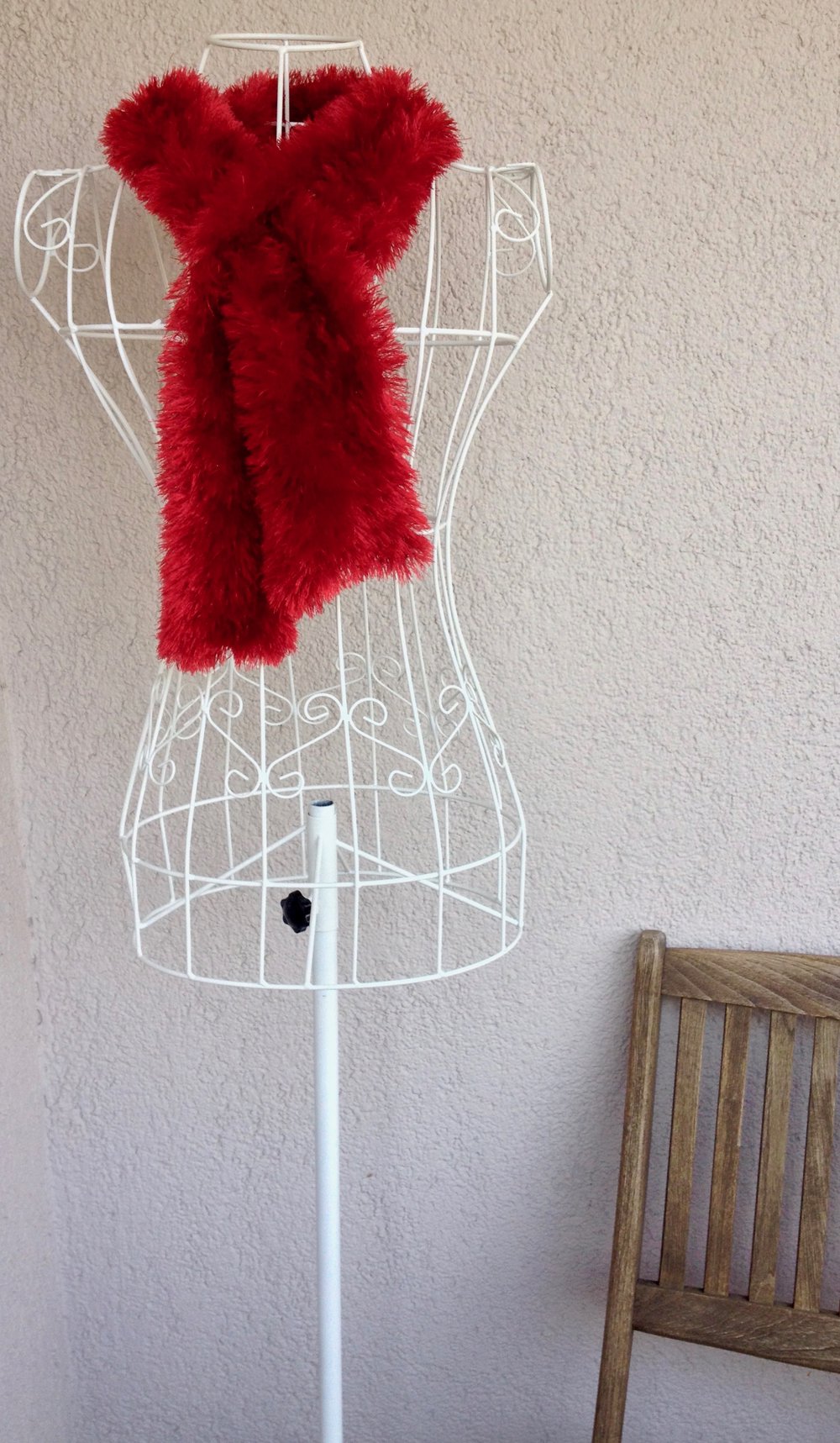 Roter kuscheliger kurzer Schal