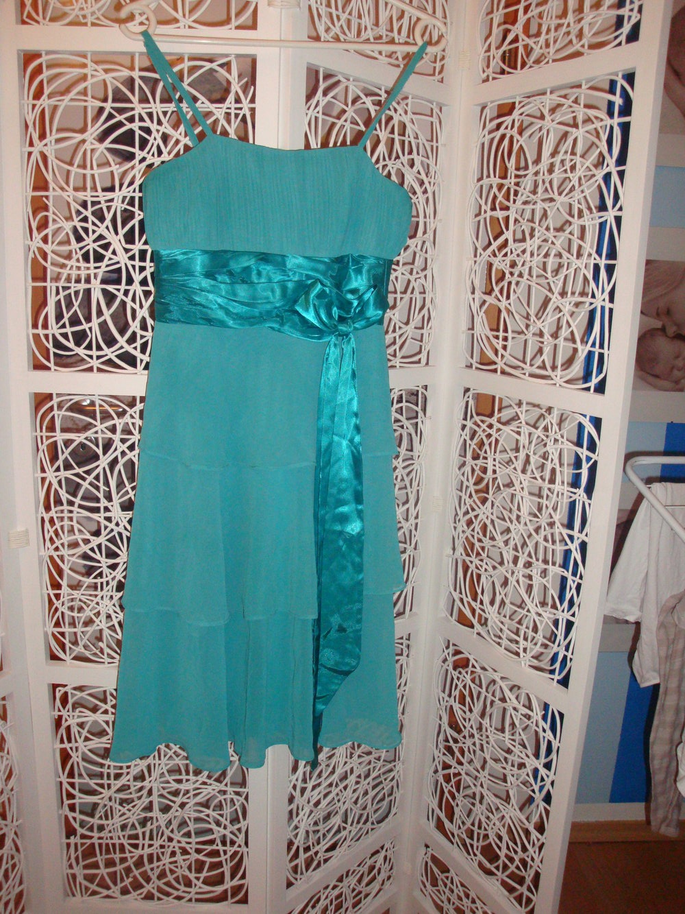 Leuchtend türkises Abschlusskleid