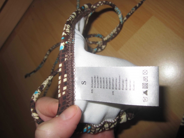 Brauner Bikini mit blauem und gelblichem Muster