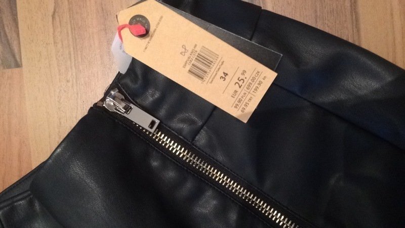 Schwarze Leder Hotpants mit Reißverschluss vorne neu