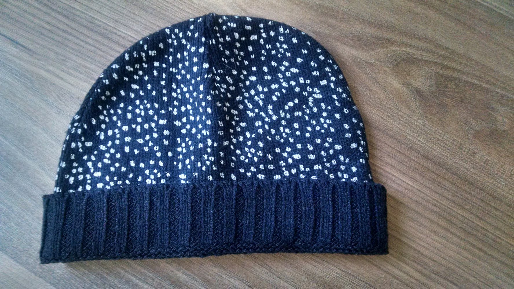 Schwarze Strickmütze mit silbernen Punkten