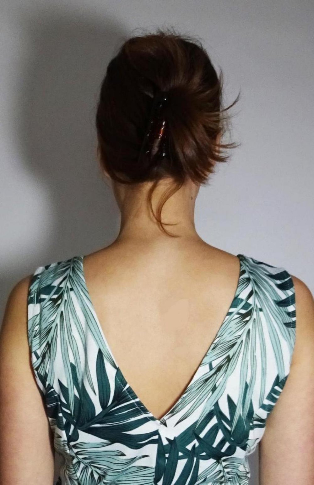 Tropisches Sommerkleid mit V-Ausschnitt und Rückenausschnitt Gr. M Gr. 40