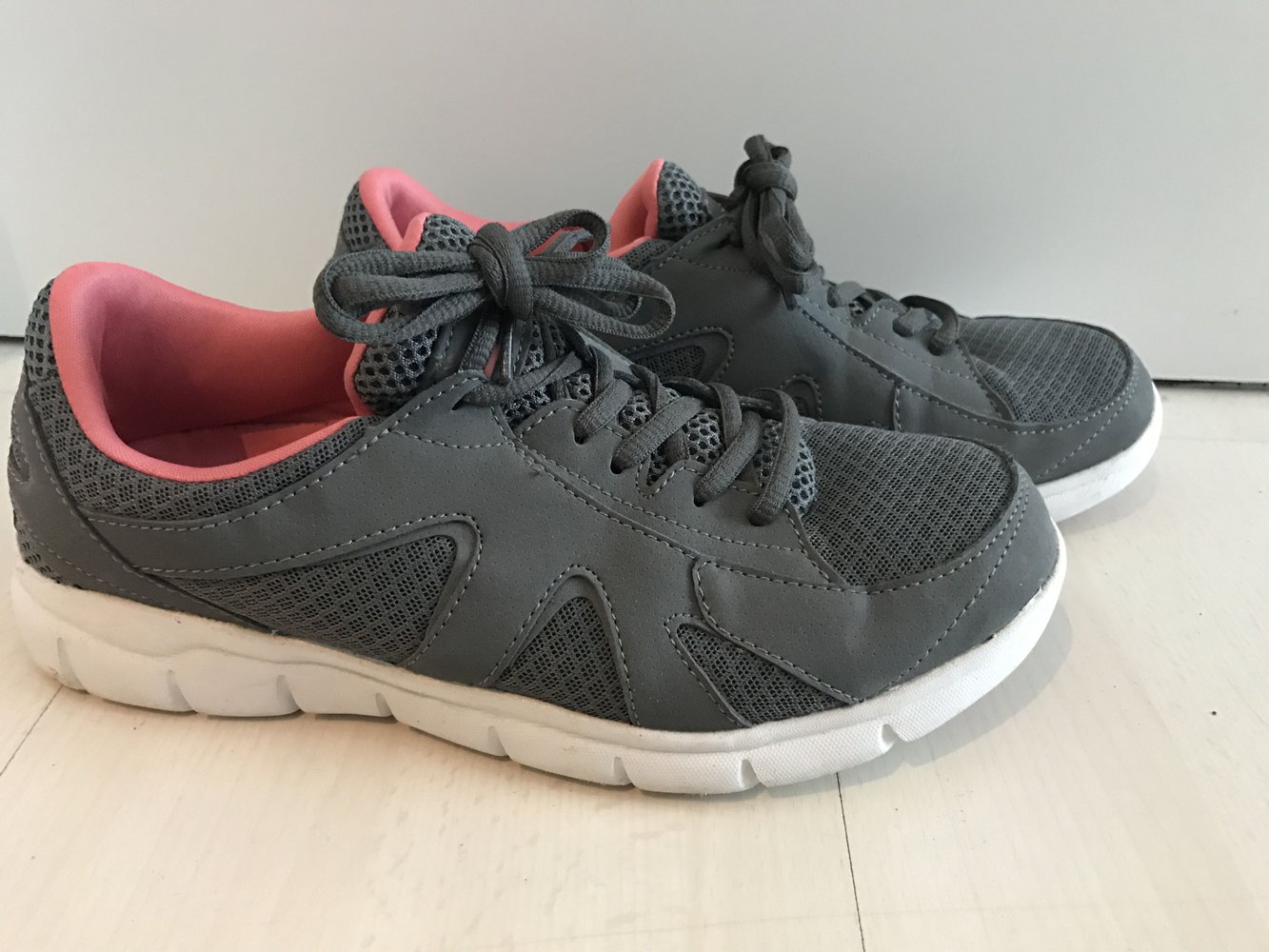 Turnschuhe in 39 neu 